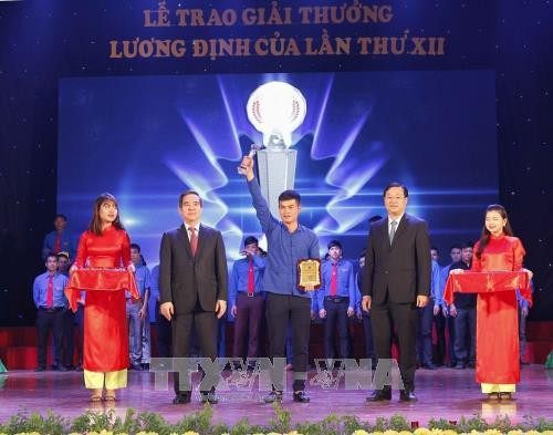 Trưởng Ban Kinh tế Trung ương Nguyễn Văn Bình và Bí thư Thứ nhất Trung ương Đoàn TNCS Hồ Chí Minh Lê Quốc Phong tuyên dương các Nhà nông trẻ xuất sắc. Ảnh: Văn Điệp – TTXVN Trưởng Ban Kinh tế Trung ương Nguyễn Văn Bình và Bí thư Thứ nhất Trung ương Đoàn TNCS Hồ Chí Minh Lê Quốc Phong tuyên dương các Nhà nông trẻ xuất sắc. Ảnh: Văn Điệp – TTXVN