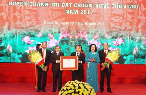 Phó Bí thư Thường trực Thành ủy Ngô Thị Thanh Hằng trao "Bằng công nhận huyện đạt chuẩn nông thôn mới" cho Đảng bộ, chính quyền và nhân dân huyện Thanh Trì. Ảnh tư liệu: nguồn hanoimoi.com.vn Phó Bí thư Thường trực Thành ủy Ngô Thị Thanh Hằng trao "Bằng công nhận huyện đạt chuẩn nông thôn mới" cho Đảng bộ, chính quyền và nhân dân huyện Thanh Trì. Ảnh tư liệu: nguồn hanoimoi.com.vn