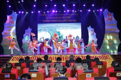 Biểu diễn vãn nghệ tại buổi lễ. Ảnh: Văn Điệp – TTXVN Biểu diễn vãn nghệ tại buổi lễ. Ảnh: Văn Điệp – TTXVN