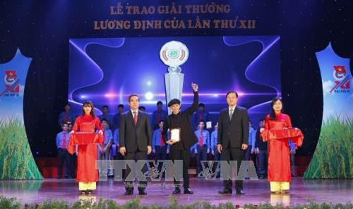 Trưởng Ban Kinh tế Trung ương Nguyễn Văn Bình và Bí thư Thứ nhất Trung ương Đoàn TNCS Hồ Chí Minh Lê Quốc Phong tuyên dương các Nhà nông trẻ xuất sắc. Ảnh: Văn Điệp – TTXVN Trưởng Ban Kinh tế Trung ương Nguyễn Văn Bình và Bí thư Thứ nhất Trung ương Đoàn TNCS Hồ Chí Minh Lê Quốc Phong tuyên dương các Nhà nông trẻ xuất sắc. Ảnh: Văn Điệp – TTXVN