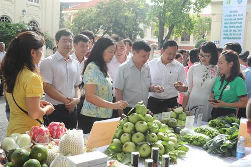 Ông Chu Phú Mỹ – Giám đốc Sở Nông nghiệp và Phát triển nông thôn Hà Nội tham quan các gian trưng bày sản phẩm tại Hội nghị. Ông Tạ Văn Tường – Phó Giám đốc Sở Nông nghiệp và Phát triển nông thôn Hà Nội (thứ 3, tính từ bên phải) và đại diện lãnh đạo của doanh nghiệp ở Hà Nội và 21 tỉnh, thành phố trên cả nước tham quan các gian trưng bày sản phẩm tại Hội nghị.