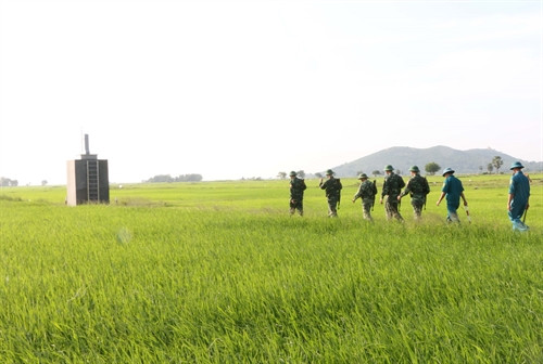 Bộ đội biên phòng đồn Vĩnh Gia (An Giang) trên đường tuần tra biên giới. Ảnh: Công Mạo- TTXVN Bộ đội biên phòng đồn Vĩnh Gia (An Giang) trên đường tuần tra biên giới. Ảnh: Công Mạo- TTXVN