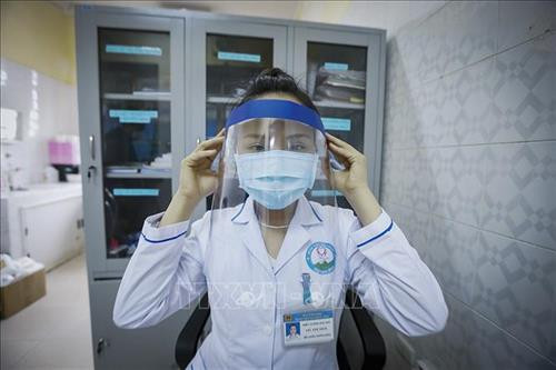 Chị Vũ Thị Hoa, Điều dưỡng trưởng Khoa Khám bệnh - Bệnh viện Đa khoa tỉnh Hòa Bình với chiếc mũ bảo hộ y tế ngăn giọt bắn chuẩn bị hoàn thiện. Ảnh: Trọng Đạt – TTXVN Chị Vũ Thị Hoa, Điều dưỡng trưởng Khoa Khám bệnh - Bệnh viện Đa khoa tỉnh Hòa Bình với chiếc mũ bảo hộ y tế ngăn giọt bắn chuẩn bị hoàn thiện. Ảnh: Trọng Đạt – TTXVN