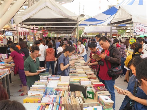 Độc giả tham quan, lựa chọn sách trong các gian hàng trưng bày tại Ngày hội sách cũ, ngày 05/3/2017