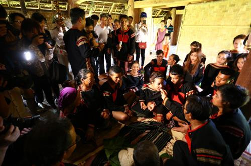 Nghi thức trong lễ trao vòng. Ảnh: Hà Tuấn