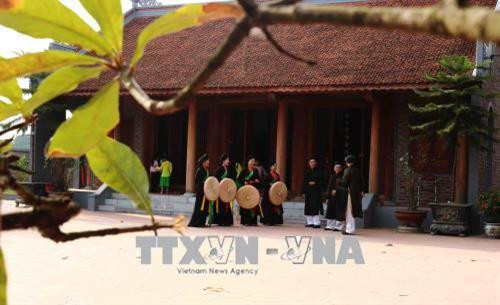 Sinh hoạt Quan họ trong nhà chứa Quan họ tại khu Đương Xá, phường Vạn An, thành phố Bắc Ninh, tỉnh Bắc Ninh. Ảnh: Thanh Thương – TTXVN