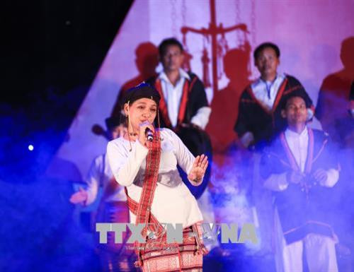 Phần trình diễn hoà tấu đàn đá của nghệ nhân Bo Bo Dũng dân tộc Raglai đến từ tỉnh Khánh Hoà. Ảnh: Trọng Đạt -TTXVN Phần trình diễn trang phục dân tộc Chăm đến từ tỉnh Bình Định. Ảnh: Trọng Đạt -TTXVN Phần trình diễn trang phục dân tộc Chăm đến từ tỉnh Bình Định. Ảnh: Trọng Đạt -TTXVN