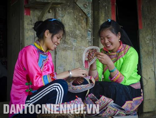 Thiếu nữ Xạ Phang trong trang phục truyền thống. Ảnh: Xuân Tiến Thiếu nữ Xạ Phang trong trang phục truyền thống. Ảnh: Xuân Tiến