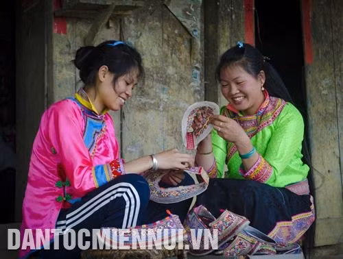 Thiếu nữ Xạ Phang trong trang phục truyền thống. Ảnh: Xuân Tiến