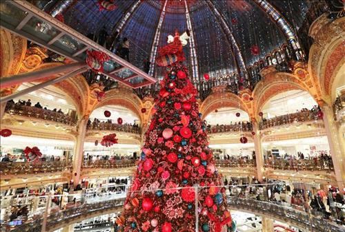 Cây thông Giáng sinh khổng lồ tại trung tâm thương mại ở Paris, Pháp. Ảnh: THX/ TTXVN phát Nhà ga tàu hỏa được làm từ bánh gừng chào đón Giáng sinh tại Gliwice, Ba Lan. Ảnh: PAP/ TTXVN Đồ trang trí Giáng sinh được thắp sáng rực rỡ tại công viên Everland ở Yongin, cách thủ đô Seoul của Hàn Quốc 50km về phía nam. Ảnh: Yonhap/ TTXVN Cây thông Noel được trang hoàng rực rỡ đón Giáng sinh tại Nhà Trắng, Washington D.C., Mỹ. Ảnh: THX/ TTXVN Người dân thăm chợ Giáng sinh tại Paris, Pháp, ngày 26/11/2019. Ảnh: THX/ TTXVN Đồ trang trí Giáng sinh được bày bán tại chợ ở Quezon, Philippines. Ảnh: THX/ TTXVN Người dân tham quan chợ Giáng sinh Vancouver ở Canada. Ảnh: THX/ TTXVN Người dân tham gia cuộc diễu hành Giáng sinh tại Wellington, New Zealand. Ảnh: THX/ TTXVN Cây thông Giáng sinh khổng lồ tại trung tâm thương mại ở Paris, Pháp. Ảnh: THX/ TTXVN phát Nhà ga tàu hỏa được làm từ bánh gừng chào đón Giáng sinh tại Gliwice, Ba Lan. Ảnh: PAP/ TTXVN Đồ trang trí Giáng sinh được thắp sáng rực rỡ tại công viên Everland ở Yongin, cách thủ đô Seoul của Hàn Quốc 50km về phía nam. Ảnh: Yonhap/ TTXVN Cây thông Noel được trang hoàng rực rỡ đón Giáng sinh tại Nhà Trắng, Washington D.C., Mỹ. Ảnh: THX/ TTXVN Người dân thăm chợ Giáng sinh tại Paris, Pháp, ngày 26/11/2019. Ảnh: THX/ TTXVN Đồ trang trí Giáng sinh được bày bán tại chợ ở Quezon, Philippines. Ảnh: THX/ TTXVN Người dân tham quan chợ Giáng sinh Vancouver ở Canada. Ảnh: THX/ TTXVN Người dân tham gia cuộc diễu hành Giáng sinh tại Wellington, New Zealand. Ảnh: THX/ TTXVN