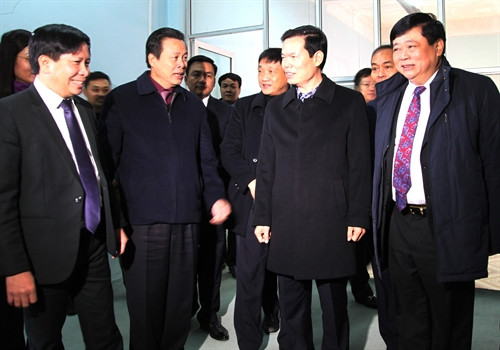 Tổng Giám đốc VOV Nguyễn Thế Kỷ thăm quan thiết bị tiếp sóng phát thanh - truyền hình của Trung tâm “Cổng trời Quản Bạ”. Ảnh: Minh Tâm – TTXVN Tổng Giám đốc VOV Nguyễn Thế Kỷ thăm quan thiết bị tiếp sóng phát thanh - truyền hình của Trung tâm “Cổng trời Quản Bạ”. Ảnh: Minh Tâm – TTXVN