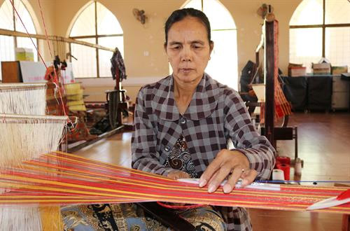 Nghệ nhân Hợp tác xã dịch vụ, sản xuất, kinh doanh dệt thổ cẩm Mỹ Nghiệp (huyện Ninh Phước) khôi phục lại những hoa văn cổ trên thổ cẩm. Ảnh: Nguyễn Thành - TTXVN Nghệ nhân Hợp tác xã dịch vụ, sản xuất, kinh doanh dệt thổ cẩm Mỹ Nghiệp (huyện Ninh Phước) khôi phục lại những hoa văn cổ trên thổ cẩm. Ảnh: Nguyễn Thành - TTXVN