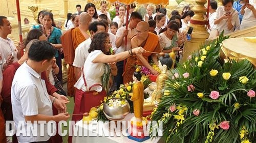 Phật tử và du khách cùng tham gia nghi lễ tắm Phật để lấy may trong Tết Chôl Chnăm Thmây của đồng bào Khmer. Ảnh: Hoàng Tâm Phật tử và du khách cùng tham gia nghi lễ tắm Phật để lấy may trong Tết Chôl Chnăm Thmây của đồng bào Khmer. Ảnh: Hoàng Tâm