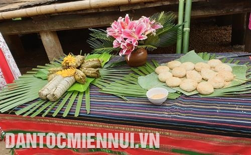 Mâm bánh chưng - bánh giầy được đồng bào các dân tộc đang sinh sống tại Làng Văn hóa trực tiếp làm để dâng cúng các Vua Hùng trong ngày Giỗ Tổ. Ảnh: Hoàng Tâm Mâm bánh chưng - bánh giầy được đồng bào các dân tộc đang sinh sống tại Làng Văn hóa trực tiếp làm để dâng cúng các Vua Hùng trong ngày Giỗ Tổ. Ảnh: Hoàng Tâm
