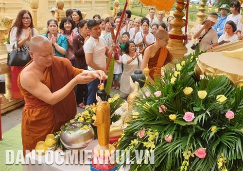 Các nhà sư thực hiện nghi lễ tắm Phật. Ảnh: Nam Sương Các nhà sư thực hiện nghi lễ tắm Phật. Ảnh: Nam Sương