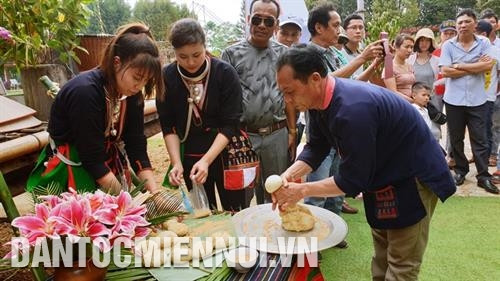 Đồng bào dân tộc Dao giã bánh giầy để dâng cúng nhân ngày Giỗ Tổ. Ảnh: Nam Sương Đồng bào dân tộc Dao giã bánh giầy để dâng cúng nhân ngày Giỗ Tổ. Ảnh: Nam Sương
