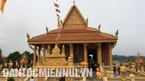 Đông đảo du khách, phật tử đến chùa Khmer vui Tết Chôl Chnăm Thmây. Ảnh: Hoàng Tâm Đông đảo du khách, phật tử đến chùa Khmer vui Tết Chôl Chnăm Thmây. Ảnh: Hoàng Tâm