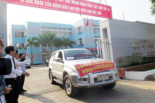 Ra quân khám sàng lọc bệnh không lây nhiễm cho đồng bào 14 xã biên giới. Ảnh: baoquangnam.vn Ra quân khám sàng lọc bệnh không lây nhiễm cho đồng bào 14 xã biên giới. Ảnh: baoquangnam.vn