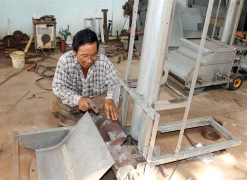 Ông Quách Văn Hôm và chiếc máy xúc lúa đang hoàn thiện. Ông Quách Văn Hôm và chiếc máy xúc lúa đang hoàn thiện.