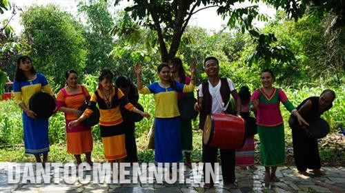 Hai họ tổ chức múa hát những vũ điệu truyền thống để mừng hạnh phúc cho đôi vợ chồng trẻ. Ảnh: Hoàng Tâm