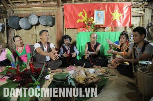 Mọi người làm lễ xin phép ông bà tổ tiên và chúc phúc cho cô dâu, chú rể. Ảnh: Nam Sương