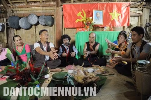 Mọi người làm lễ xin phép ông bà tổ tiên và chúc phúc cho cô dâu, chú rể. Ảnh: Nam Sương