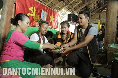 Cô dâu, chú rể mời trầu mọi người. Ảnh: Nam Sương