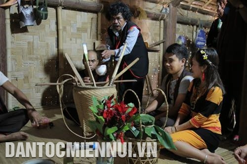 Nhà trai chuẩn bị lễ vật mang sang nhà gái. Ảnh: Nam Sương