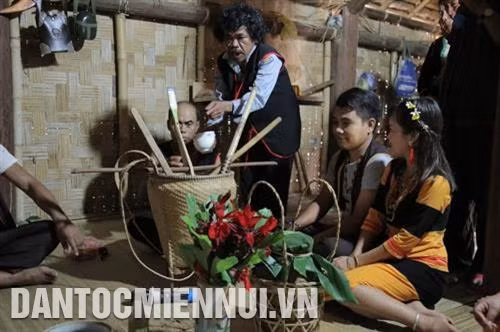 Nhà trai chuẩn bị lễ vật mang sang nhà gái. Ảnh: Nam Sương