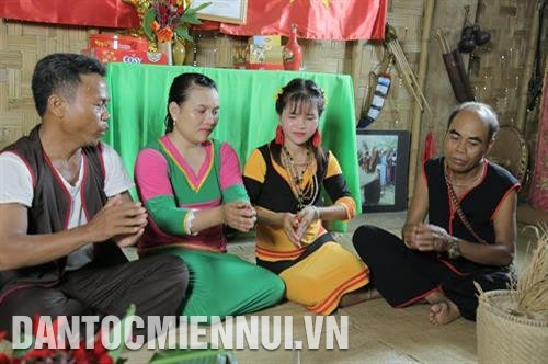 Nhà gái làm lễ trước khi sang nhà trai. Ảnh: Nam Sương