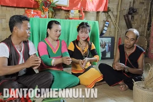 Nhà gái làm lễ trước khi sang nhà trai. Ảnh: Nam Sương