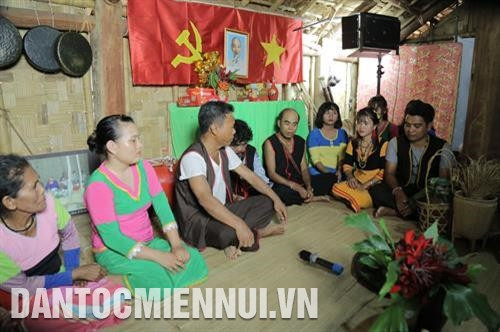 Đám cưới diễn ra ở nhà trai. Ảnh: Nam Sương