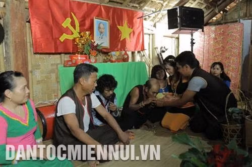 Cô dâu, chú rể mời rượu mọi người. Ảnh: Nam Sương