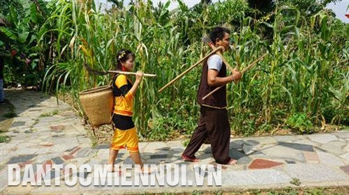 Đôi vợ chồng mang lễ vật sang nhà gái. Ảnh: Hoàng Tâm