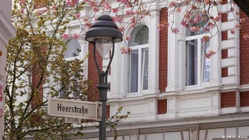 Vào dịp cuối xuân hàng năm, khu phố Altstadt ở thành phố Bonn phía tây nước Đức lại được nhuộm hồng bởi hàng trăm cây anh đào đang nở hoa rực rỡ. Ảnh: Heike Mund. Bonn là thành phố nằm phía nam bang Nordrhein-Westfalen, cạnh bờ sông Rhine. Đây là một trong những thành phố cổ và có trường đại học Bonn nổi tiếng của Đức. Ảnh: Flickr. Ở khu phố Altstadt trồng rất nhiều cây anh đào hai bên vỉa hè. Mỗi mùa xuân hoa nở tạo nên một "đường hầm hoa anh đào" đẹp mê mẩn. Altstadt được nhiều lần bình chọn là nơi có "đường hầm hoa" đẹp nhất thế giới. Ảnh: Flickr. Hoa anh đào ở đây thường nở trong 2-3 tuần vào cuối tháng 4 đầu tháng 5. Hai hàng cây anh đào bung nở trở thành một điểm đến hấp dẫn, thu hút du khách, nhiếp ảnh gia và cả người dân địa phương tới tản bộ, vãn cảnh, chụp ảnh lưu niệm. Ảnh: Geisler. Altstadt có nghĩa là "Old Town" - Phố cổ của Bonn, trong đó hai đoạn đường Heerstraße và Breite Straße trồng nhiều hoa anh đào nhất. Trước đây khu phố rất bình thường và mọi người chỉ nhớ đến nó với cảnh tắc đường. Vào giữa thập niên 1980, các nhà quy hoạch đô thị thực hiện một cuộc đổi mới cho những con đường nhỏ hẹp ở đây để giảm ách tắc giao thông và trồng thêm hoa anh đào Nhật Bản. Ảnh: Heike Mund. Ban đầu thành phố Bonn trồng 60 cây anh đào Nhật Bản có màu hồng tươi. Sau khi những cây ban đầu đã trồng được 30 năm thì thành phố thay thế bằng khoảng 300 cây mới vào năm 2014. Ảnh: Heike Mund. Những con đường hoa anh đào ở Bonn từ đó trở thành điểm đến nổi tiếng không chỉ trong nước Đức mà cả thế giới. Ở Altstadt không tổ chức lễ hội hoa anh đào thường niên như các nước châu Á nhưng có chợ flea market bán phụ kiện, đồ lưu niệm và đồ ăn, biểu diễn nhạc sống ngoài trời... phục vụ du khách. Ảnh: Heike Mund. Vào dịp cuối xuân hàng năm, khu phố Altstadt ở thành phố Bonn phía tây nước Đức lại được nhuộm hồng bởi hàng trăm cây anh đào đang nở hoa rực rỡ. Ảnh: Heike Mund. Bonn là thành phố nằm phía nam bang Nordrhein-Westfalen, cạnh bờ sông Rhine. Đây là một trong những thành phố cổ và có trường đại học Bonn nổi tiếng của Đức. Ảnh: Flickr. Ở khu phố Altstadt trồng rất nhiều cây anh đào hai bên vỉa hè. Mỗi mùa xuân hoa nở tạo nên một "đường hầm hoa anh đào" đẹp mê mẩn. Altstadt được nhiều lần bình chọn là nơi có "đường hầm hoa" đẹp nhất thế giới. Ảnh: Flickr. Hoa anh đào ở đây thường nở trong 2-3 tuần vào cuối tháng 4 đầu tháng 5. Hai hàng cây anh đào bung nở trở thành một điểm đến hấp dẫn, thu hút du khách, nhiếp ảnh gia và cả người dân địa phương tới tản bộ, vãn cảnh, chụp ảnh lưu niệm. Ảnh: Geisler. Altstadt có nghĩa là "Old Town" - Phố cổ của Bonn, trong đó hai đoạn đường Heerstraße và Breite Straße trồng nhiều hoa anh đào nhất. Trước đây khu phố rất bình thường và mọi người chỉ nhớ đến nó với cảnh tắc đường. Vào giữa thập niên 1980, các nhà quy hoạch đô thị thực hiện một cuộc đổi mới cho những con đường nhỏ hẹp ở đây để giảm ách tắc giao thông và trồng thêm hoa anh đào Nhật Bản. Ảnh: Heike Mund. Ban đầu thành phố Bonn trồng 60 cây anh đào Nhật Bản có màu hồng tươi. Sau khi những cây ban đầu đã trồng được 30 năm thì thành phố thay thế bằng khoảng 300 cây mới vào năm 2014. Ảnh: Heike Mund. Những con đường hoa anh đào ở Bonn từ đó trở thành điểm đến nổi tiếng không chỉ trong nước Đức mà cả thế giới. Ở Altstadt không tổ chức lễ hội hoa anh đào thường niên như các nước châu Á nhưng có chợ flea market bán phụ kiện, đồ lưu niệm và đồ ăn, biểu diễn nhạc sống ngoài trời... phục vụ du khách. Ảnh: Heike Mund.