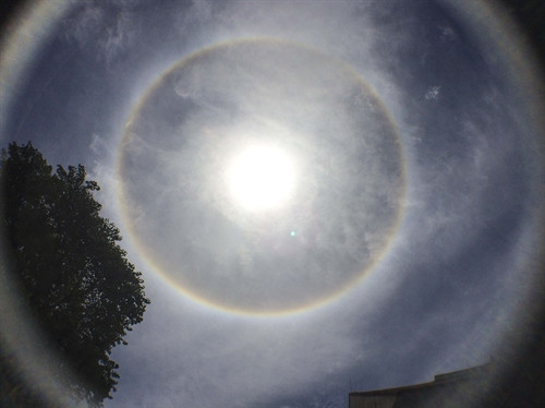 Quầng sáng tròn lớn có màu sắc tương tự cầu vồng bao quanh mặt trời (ảnh chụp lúc 11 giờ ngày 8/7/2016).