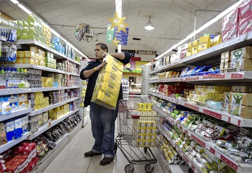 Thực phẩm được bày bán tại một siêu thị ở Santiago (Chile) ngày 20/6. AFP/TTXVN