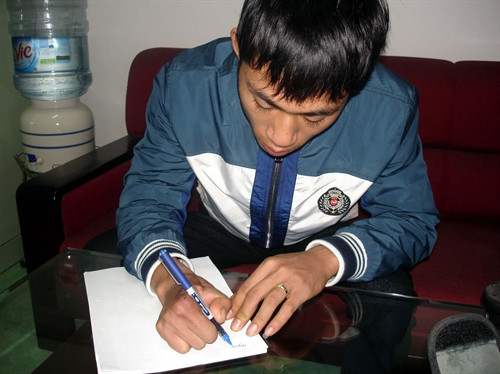 Bênh nhân nam này đã cầm được bút viết sau khi được cấy ghép ngón chân thành ngón tay. Ảnh: TTXVN phát Bênh nhân nam này đã cầm được bút viết sau khi được cấy ghép ngón chân thành ngón tay. Ảnh: TTXVN phát