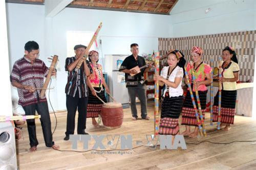 Một buổi tập của Câu lạc bộ nghệ thuật dân ca Thái bản Cằng. Ảnh: Tá Chuyên – TTXVN