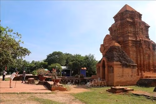 Tháp Chăm Pô Sah Inư là địa điểm thu hút nhiều khách du lịch đến tham quan và tìm hiểu . Ảnh: Nguyễn Thanh - TTXVN