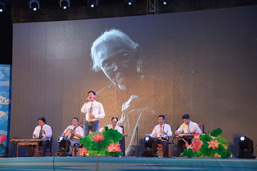 Các tiết mục công diễn tại bế mạc. Ảnh: Hoài Thu - TTXVN Các tiết mục công diễn tại bế mạc. Ảnh: Hoài Thu - TTXVN