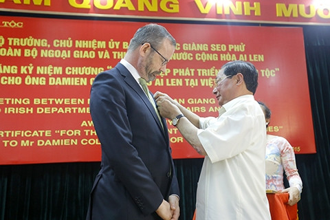 Bộ trưởng, Chủ nhiệm Giàng Seo Phử trao Kỷ niệm chương ‘‘Vì sự nghiệp phát triển các dân tộc" cho ông Damien Cole. Bộ trưởng, Chủ nhiệm Giàng Seo Phử trao Kỷ niệm chương ‘‘Vì sự nghiệp phát triển các dân tộc" cho ông Damien Cole.