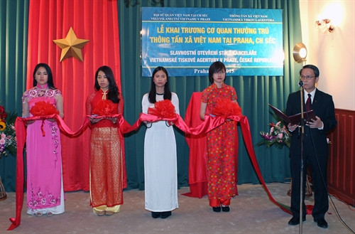 Tổng Giám đốc TTXVN Nguyễn Đức Lợi phát biểu tại Lễ khai trương Cơ quan thường trú Thông tấn xã Việt Nam tại Praha, Cộng hòa Séc. (Ảnh: Nguyễn Khang/TTXVN) Tổng Giám đốc TTXVN Nguyễn Đức Lợi phát biểu tại Lễ khai trương Cơ quan thường trú Thông tấn xã Việt Nam tại Praha, Cộng hòa Séc. (Ảnh: Nguyễn Khang/TTXVN)