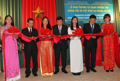 Chủ tịch nước Trương Tấn Sang và các đại biểu cắt băng khai trương Cơ quan thường trú Thông tấn xã Việt Nam tại Praha, Cộng hòa Séc. (Ảnh: Nguyễn Khang/TTXVN) Chủ tịch nước Trương Tấn Sang và các đại biểu cắt băng khai trương Cơ quan thường trú Thông tấn xã Việt Nam tại Praha, Cộng hòa Séc. (Ảnh: Nguyễn Khang/TTXVN)
