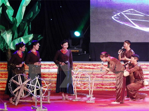 Các nghệ sĩ của Câu lạc bộ thành phố Hà Tĩnh biểu diễn tiết mục: "Phường vải - phường nhủi đồng môn". (Ảnh: Minh Đức/TTXVN)