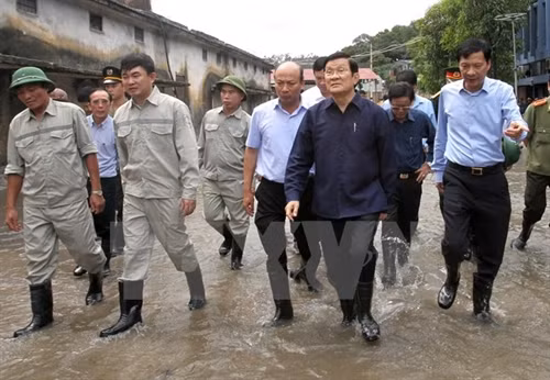 Chủ tịch nước Trương Tấn Sang kiểm tra tình hình khắc phục hậu quả mưa lũ tại Công ty than Mông Dương. Ảnh: Nguyễn Khang/TTXVN