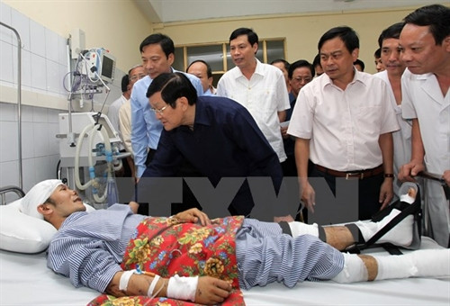 Chủ tịch nước Trương Tấn Sang đến thăm, tặng quà cho anh Cao Văn Vỹ, người duy nhất còn sống sót trong sự cố lở đất làm sập nhà, sáng 28/7. Ảnh: Nguyễn Khang/TTXVN Chủ tịch nước Trương Tấn Sang đến thăm, tặng quà cho anh Cao Văn Vỹ, người duy nhất còn sống sót trong sự cố lở đất làm sập nhà, sáng 28/7. Ảnh: Nguyễn Khang/TTXVN