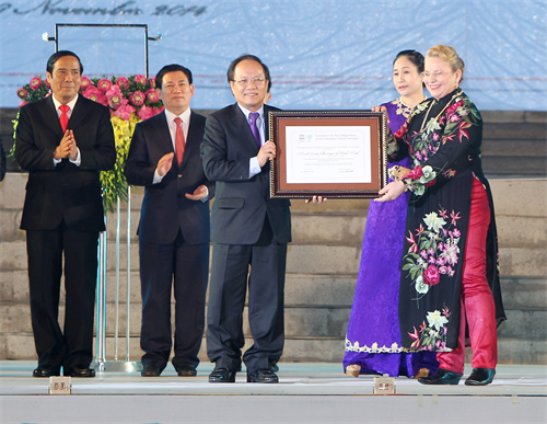 Bà Katherine Muller Marin, Trưởng Đại diện Văn phòng UNESCO tại Việt Nam trao Bằng của UNESCO công nhận dân ca Ví, Giặm là Di sản văn hóa phi vật thể đại diện của nhân loại cho Bộ trưởng Bộ Văn hóa, Thể thao và Du lịch Hoàng Tuấn Anh. Ảnh: Thanh Tùng - TTXVN