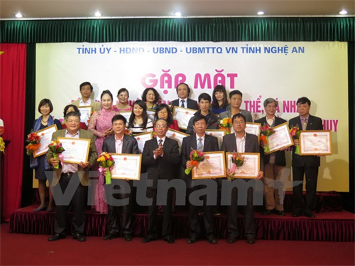 Tặng bằng khen những cá nhân có thành tích xuất sắc trong công tác bảo tồn, phát huy và xây dựng Hồ sơ Dân ca Ví, Giặm Nghệ Tĩnh. (Ảnh: Nguyễn Văn Nhật/TTXVN)