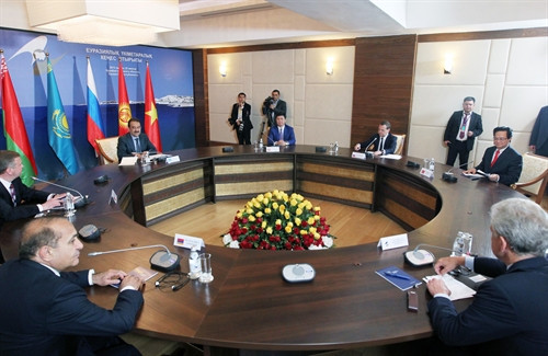 Ngày 29/5/2015, Thủ tướng Chính phủ Nguyễn Tấn Dũng đã đến Cộng hòa Kazakhstan, tham dự Lễ ký Hiệp định Thương mại Tự do giữa Việt Nam và Liên minh Kinh tế Á - Âu. Trong ảnh: Lễ đón Thủ tướng Nguyễn Tấn Dũng tại sân bay Kokshetau. Ảnh: Đức Tám – TTXVN Thủ tướng Nguyễn Tấn Dũng ký Hiệp định Thương mại tự do giữa Việt Nam và Liên minh Kinh tế Á – Âu. Trong ảnh: Toàn cảnh lễ ký. Ảnh: Đức Tám – TTXVN Trong chương trình tham dự Lễ ký Hiệp định Thương mại Tự do giữa Việt Nam và Liên minh Kinh tế Á - Âu, Thủ tướng Nguyễn Tấn Dũng gặp Chủ tịch Ban Thường trực Ủy ban Kinh tế Á – Âu, Ngài Victor Khristenko. Ảnh: Đức Tám – TTXVN Thủ tướng Nguyễn Tấn Dũng gặp Lãnh đạo các nước thuộc Liên minh Kinh tế Á – Âu. Ảnh: Đức Tám – TTXVN